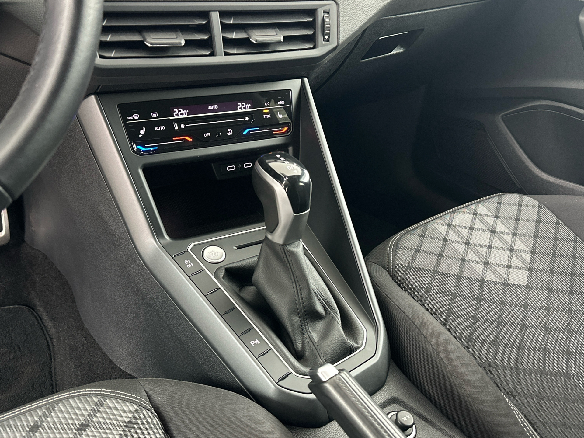 VW Taigo 1.5 TSI R-Line DSG ° Sonderlackierung Grün & Schwarz ° Panorama-Glasdach-image-12
