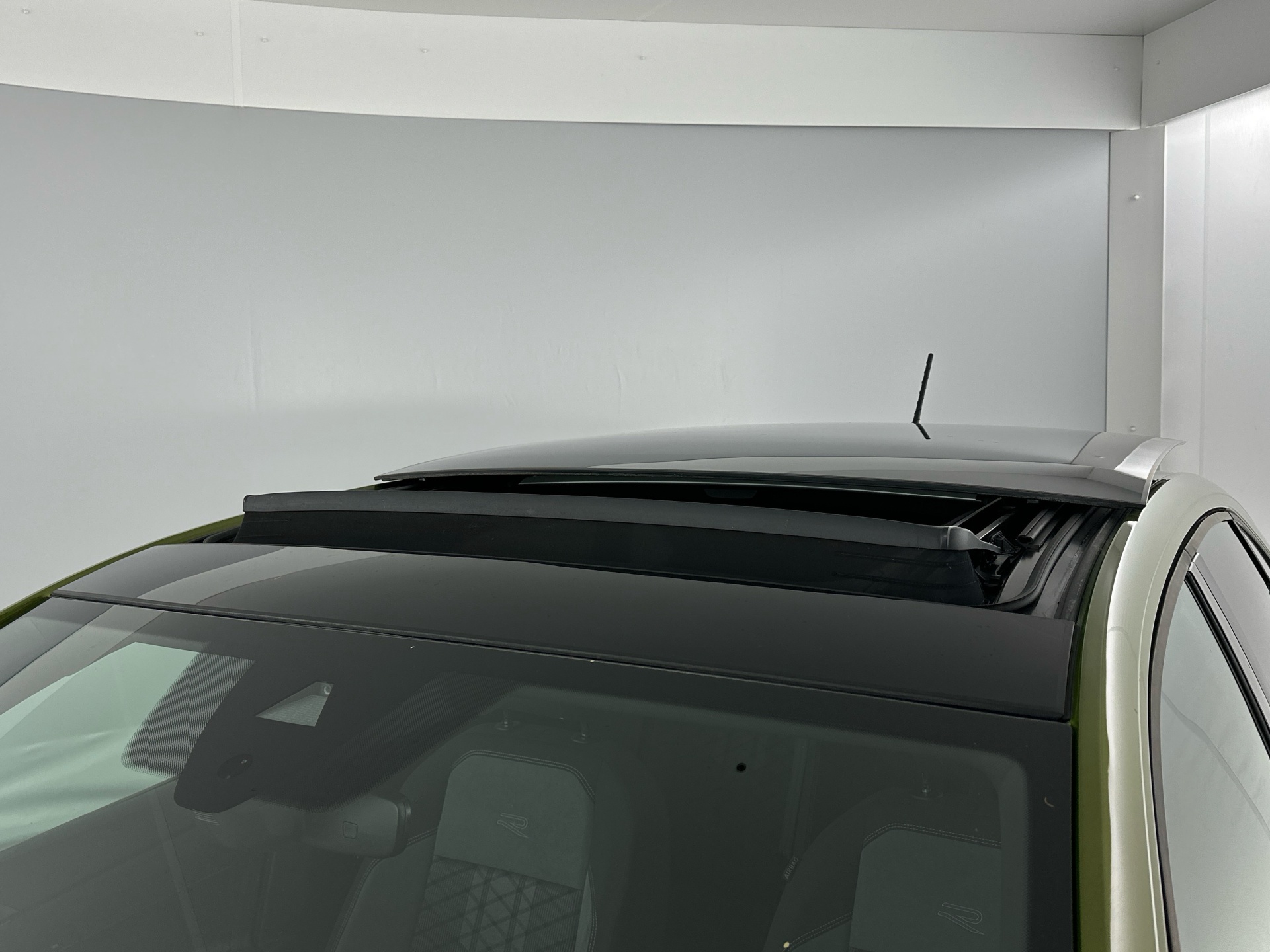 VW Taigo 1.5 TSI R-Line DSG ° Sonderlackierung Grün & Schwarz ° Panorama-Glasdach-image-15