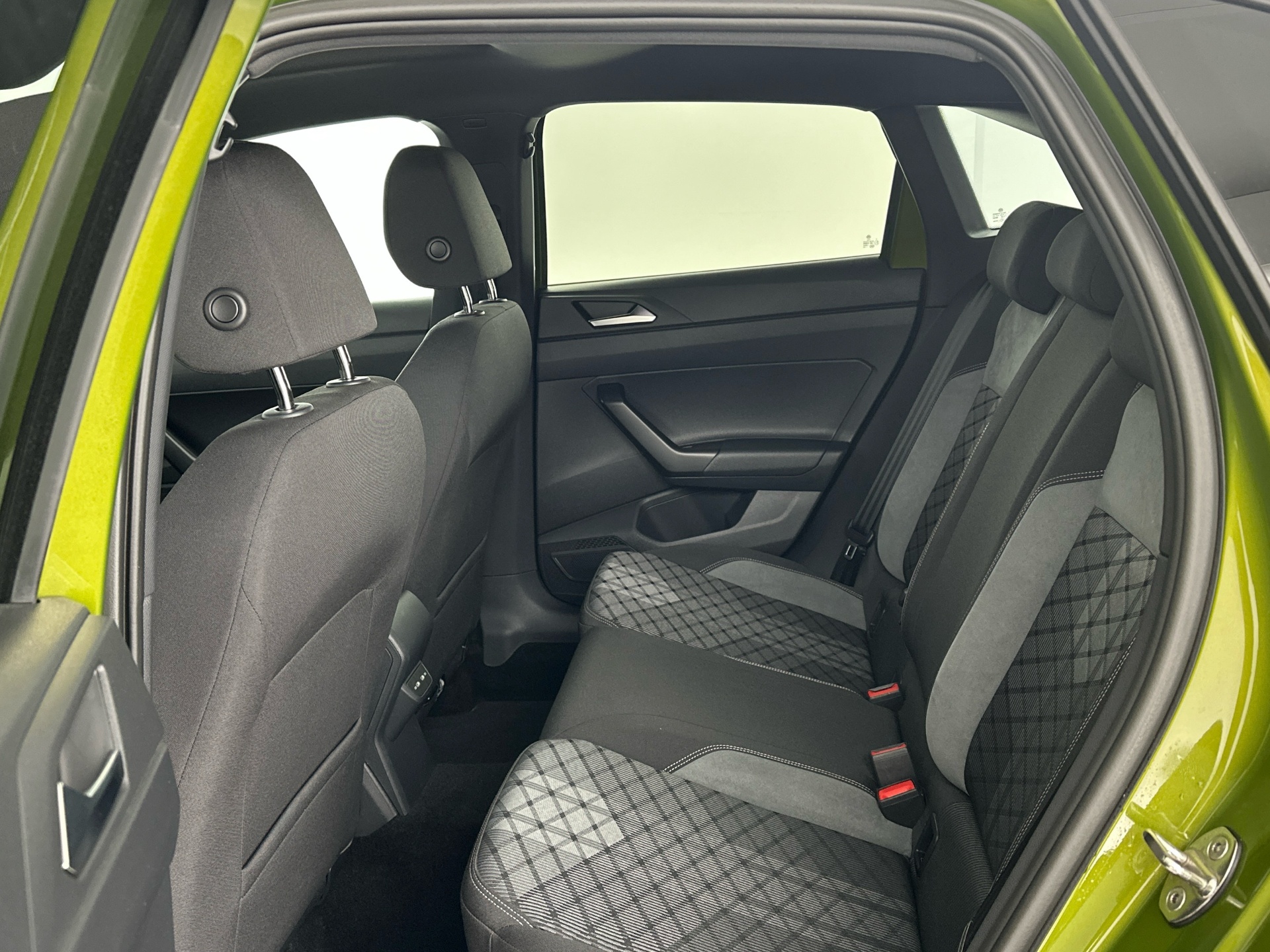 VW Taigo 1.5 TSI R-Line DSG ° Sonderlackierung Grün & Schwarz ° Panorama-Glasdach-image-7