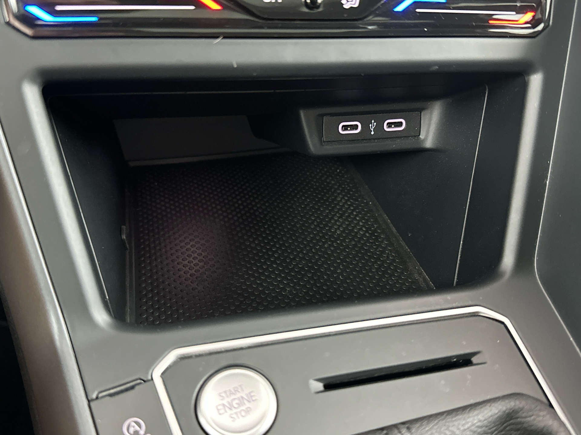 VW Taigo 1.5 TSI R-Line DSG ° Sonderlackierung Grün & Schwarz ° Panorama-Glasdach-image-10