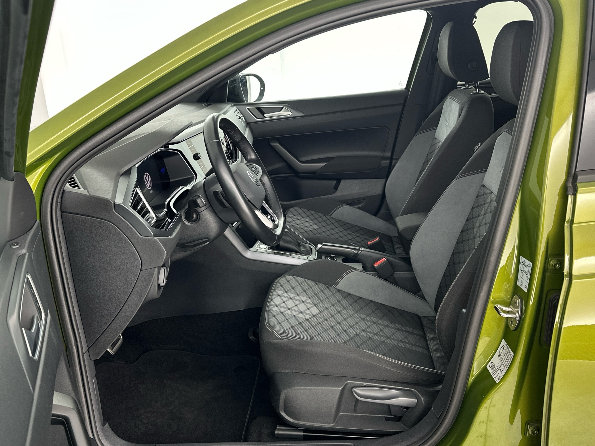 VW Taigo 1.5 TSI R-Line DSG ° Sonderlackierung Grün & Schwarz ° Panorama-Glasdach-image-6