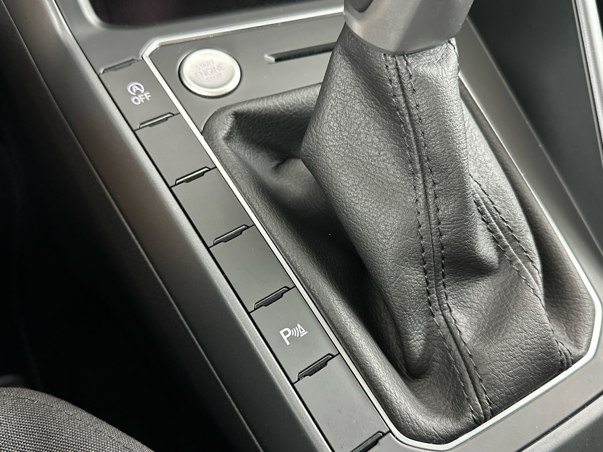 VW Taigo 1.5 TSI R-Line DSG ° Sonderlackierung Grün & Schwarz ° Panorama-Glasdach-image-11