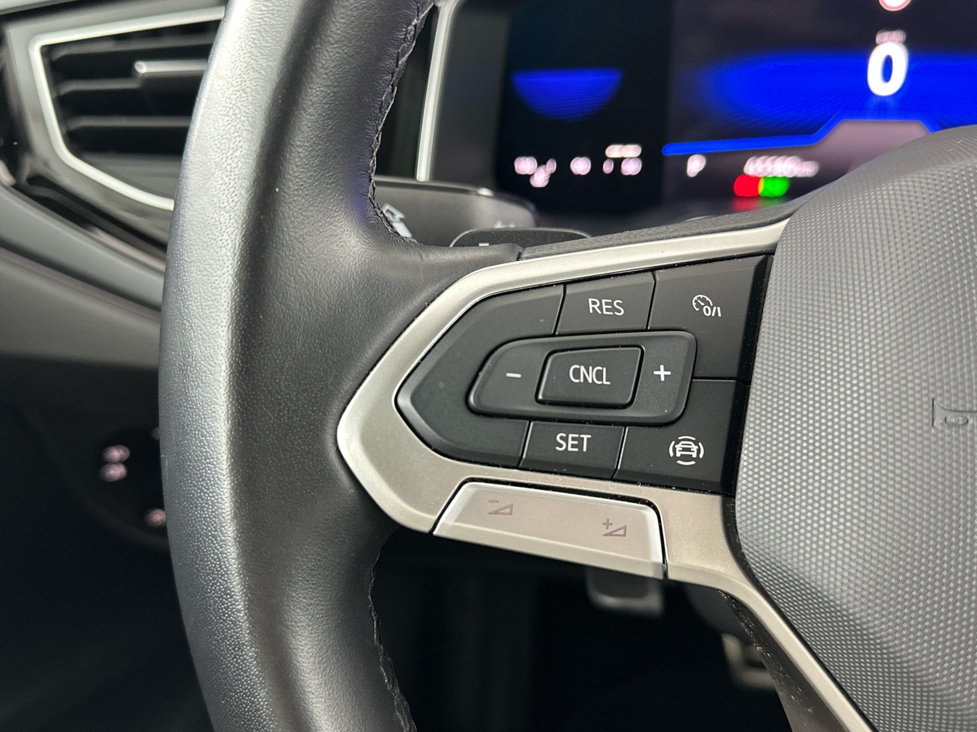 VW Taigo 1.5 TSI R-Line DSG ° Sonderlackierung Grün & Schwarz ° Panorama-Glasdach-image-13