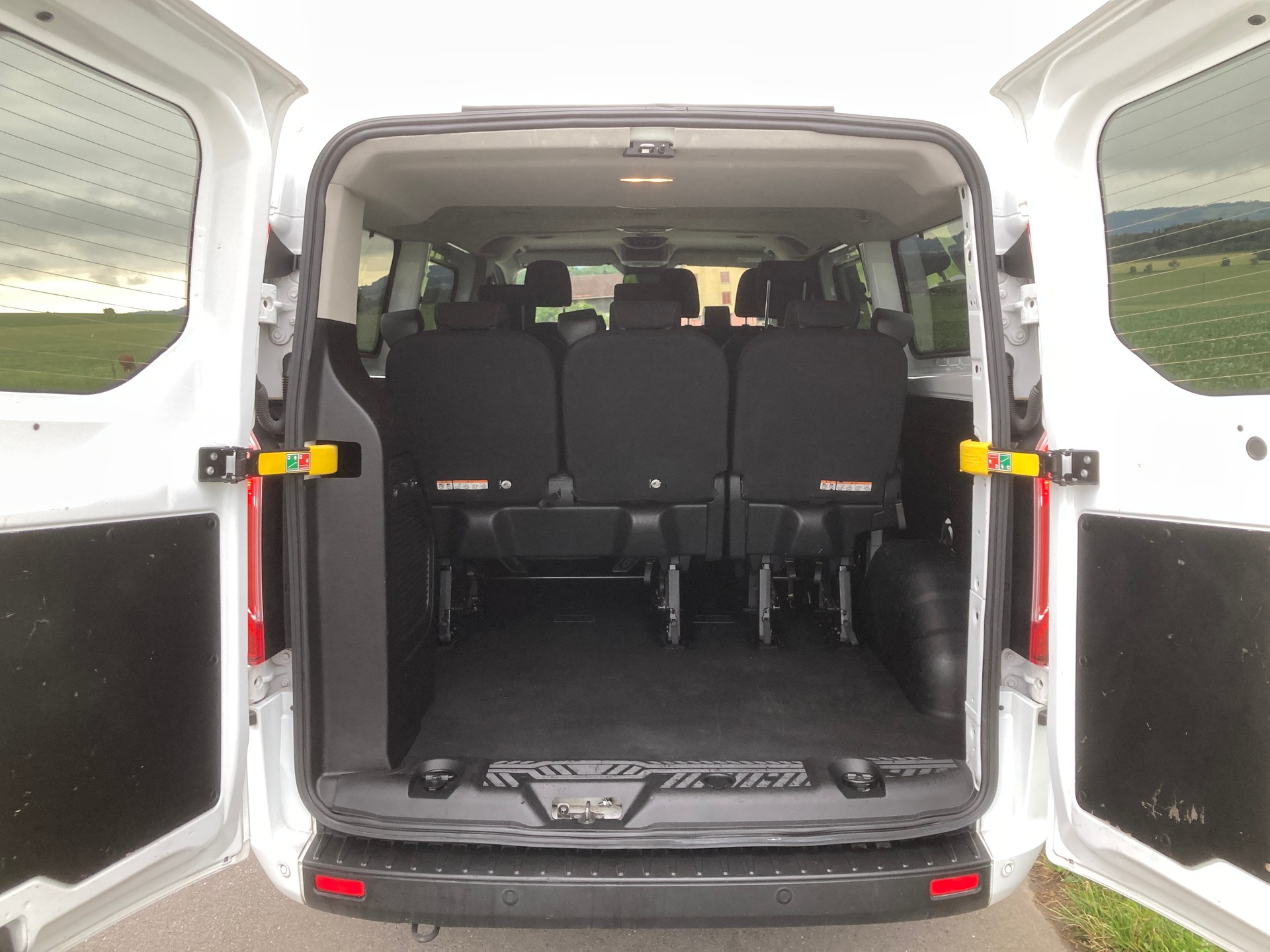 FORD Transit Custom 320 L1H1 Trend 9 Plätzer-image-5
