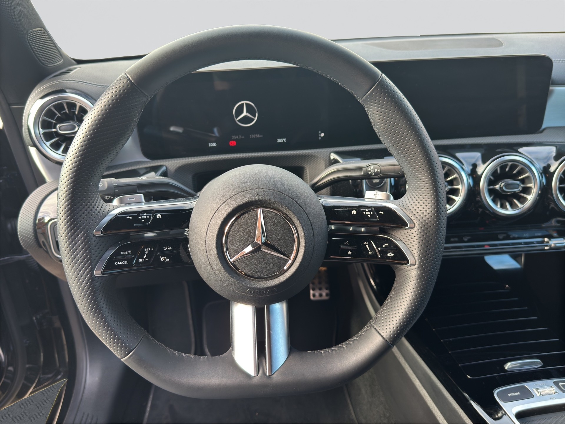 MERCEDES-BENZ CLA 200 7G-DCT AMG Edition Night-image-14