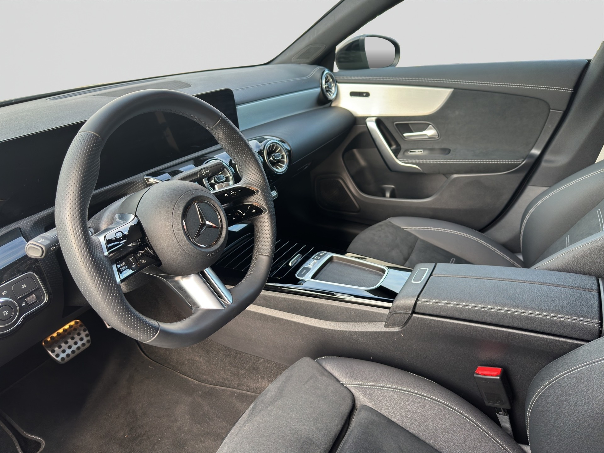 MERCEDES-BENZ CLA 200 7G-DCT AMG Edition Night-image-6