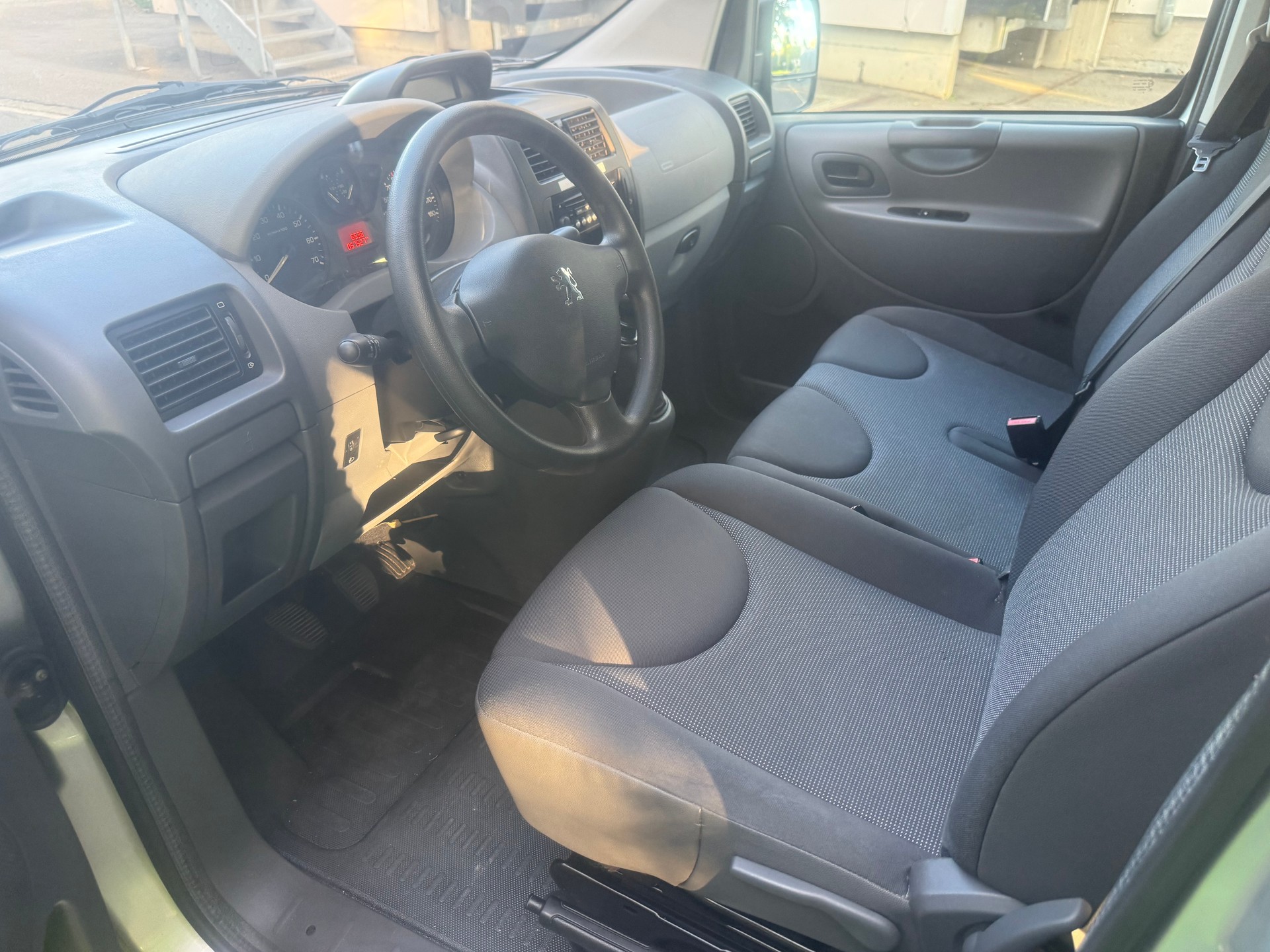 PEUGEOT Expert Tepee 2.0 HDi Confort L2-image-7