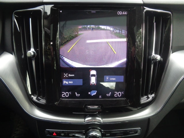 VOLVO XC60 T8 eAWD Momentum Geartronic-image-8