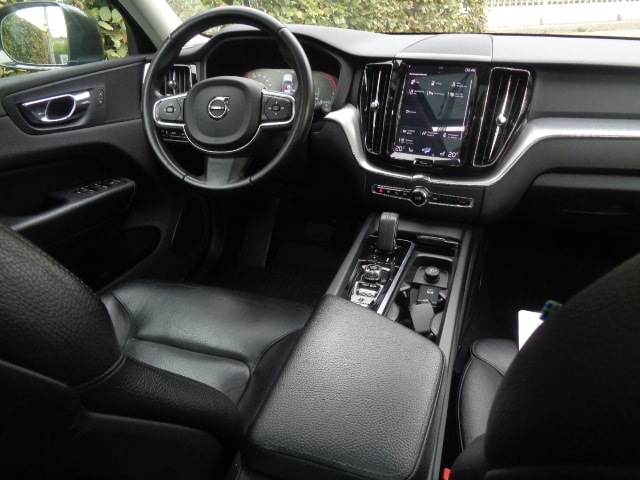 VOLVO XC60 T8 eAWD Momentum Geartronic-image-3