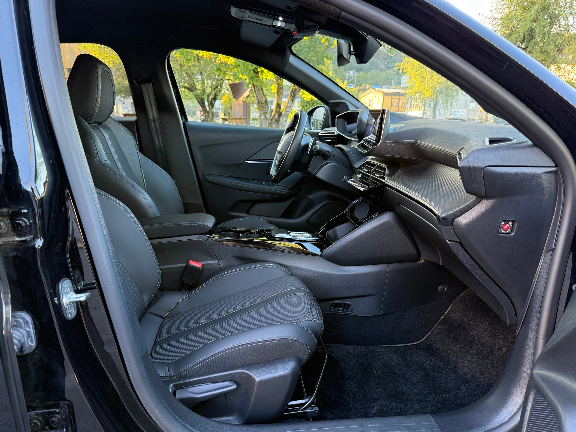 PEUGEOT 208 1.2 MHEV 145 GT-image-15