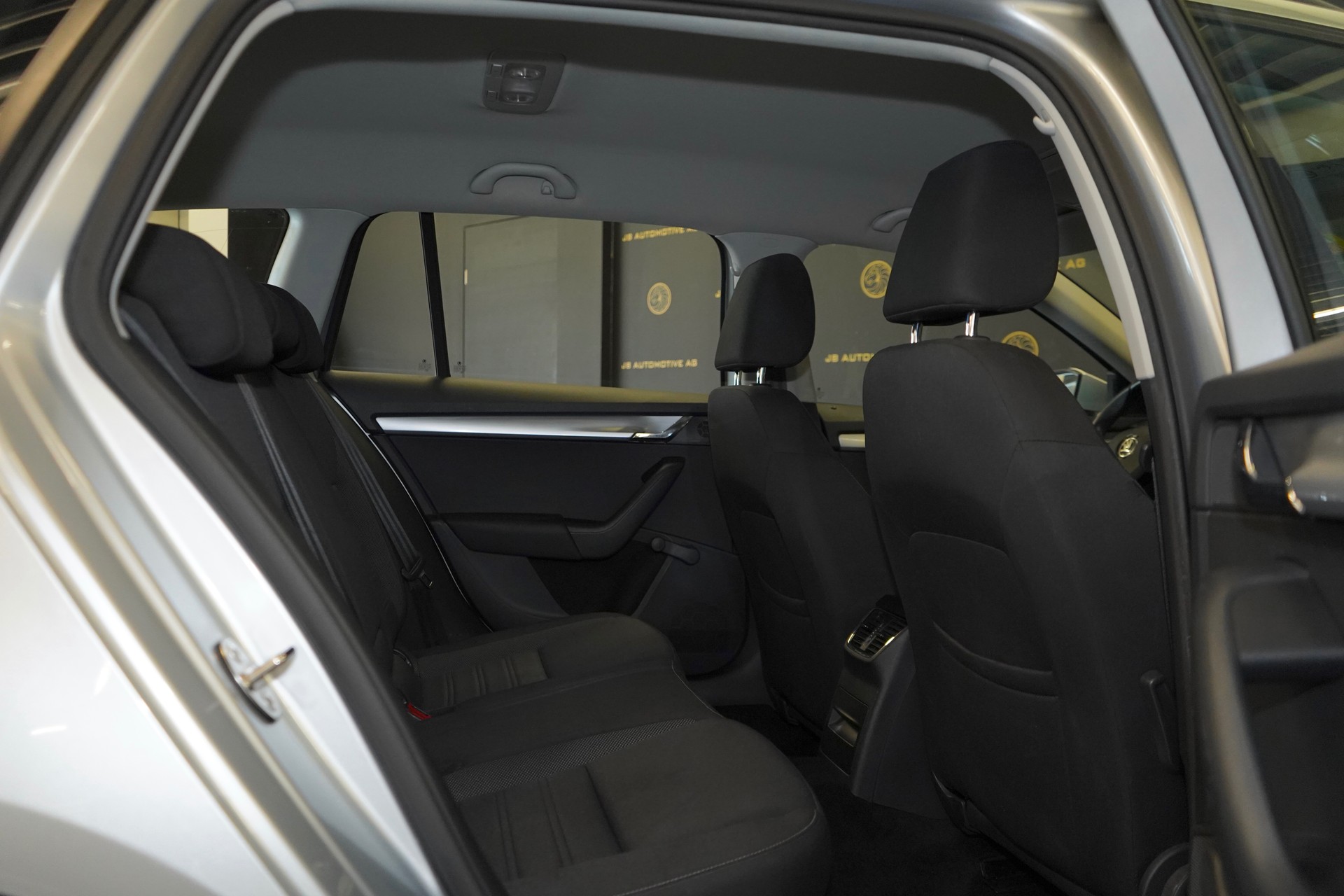 SKODA Octavia Combi 1.6 TDI Active DSG-image-6