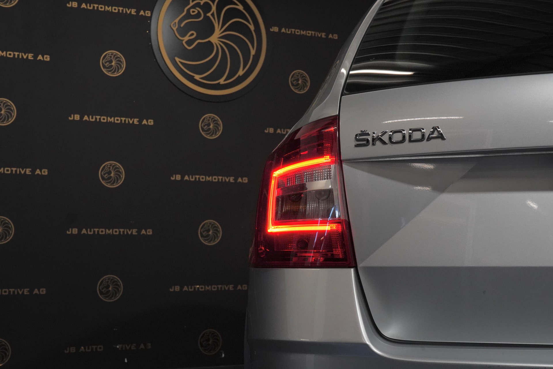 SKODA Octavia Combi 1.6 TDI Active DSG-image-8