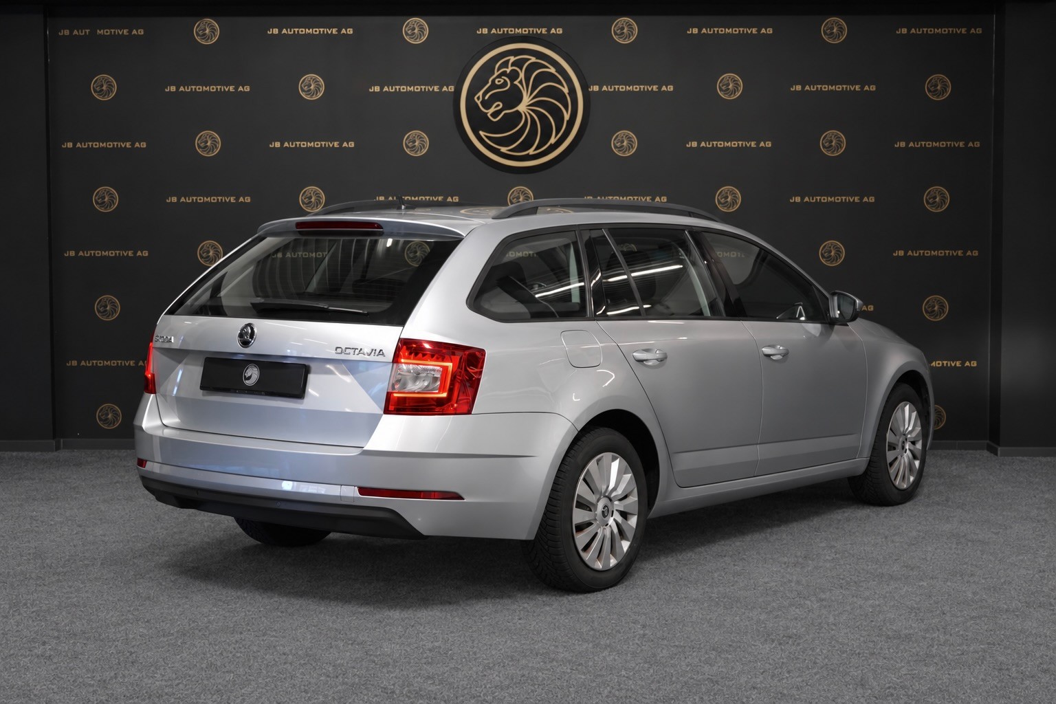 SKODA Octavia Combi 1.6 TDI Active DSG-image-1