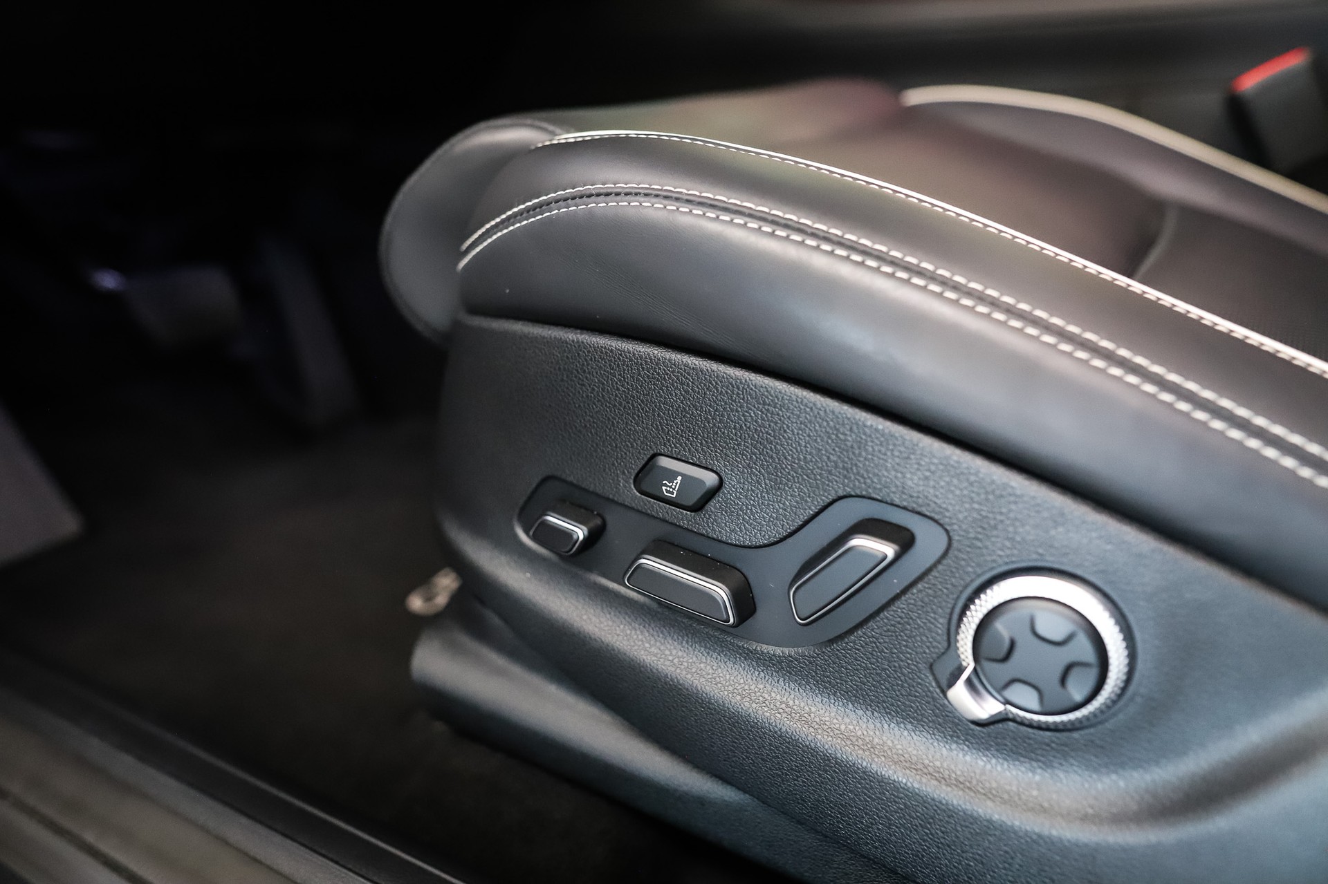 GENESIS GV70 Electrified Sport kWh 77,4 AWD * Makalu Gray (Matt) *-image-9