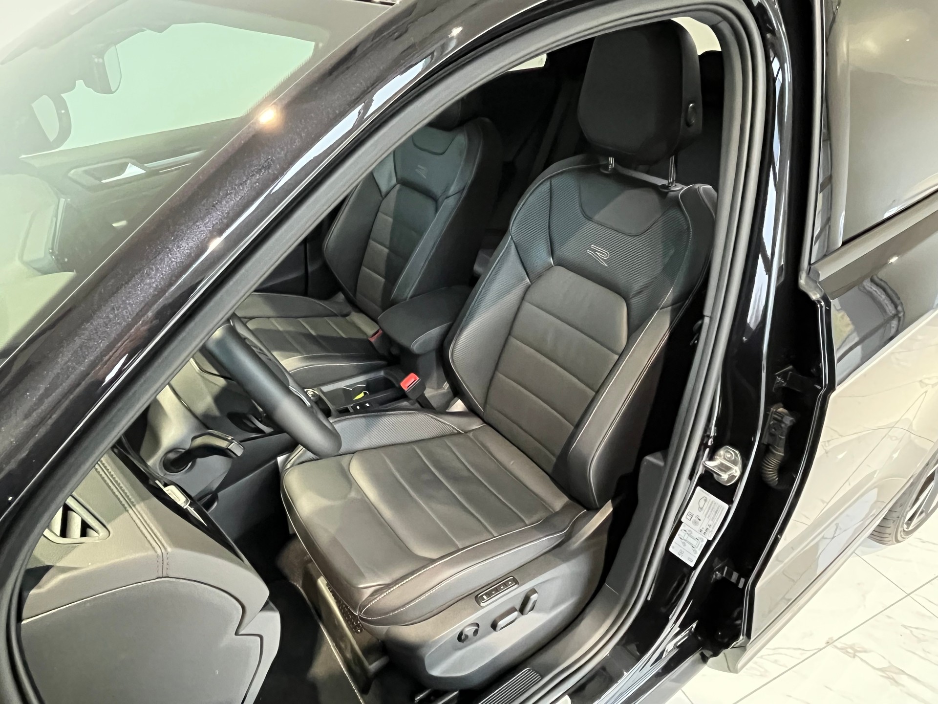 VW T-Roc 2.0 TSI R-Line DSG 4Motion-image-5