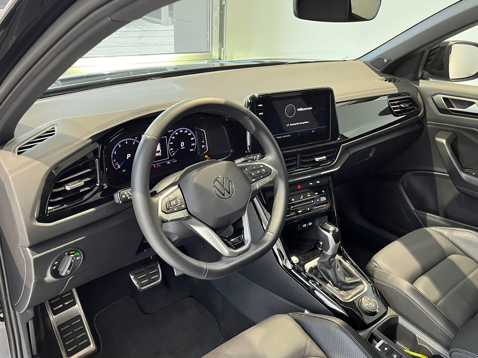 VW T-Roc 2.0 TSI R-Line DSG 4Motion-image-4