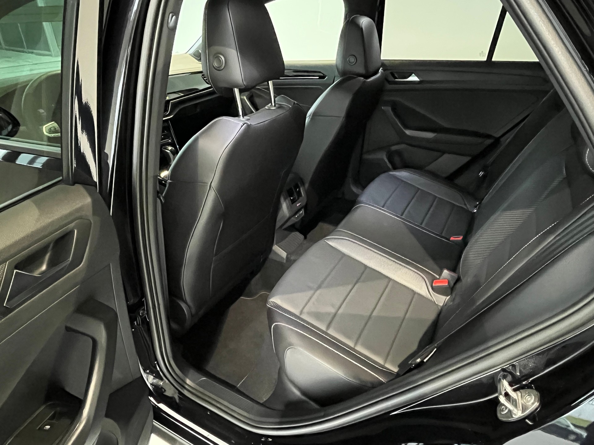 VW T-Roc 2.0 TSI R-Line DSG 4Motion-image-6