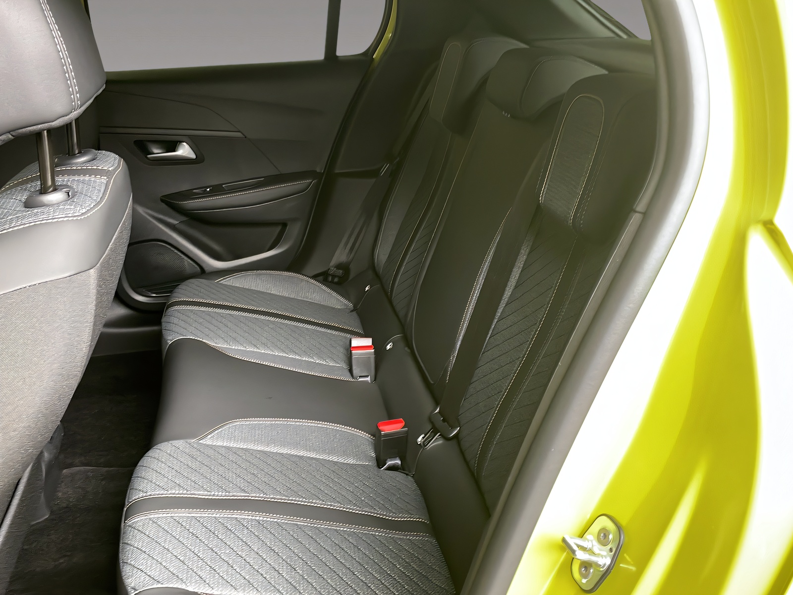PEUGEOT 208 1.2 Hybrid Allure Premium-image-10