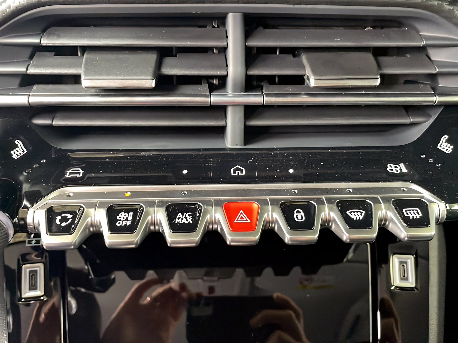 PEUGEOT 208 1.2 Hybrid Allure Premium-image-11