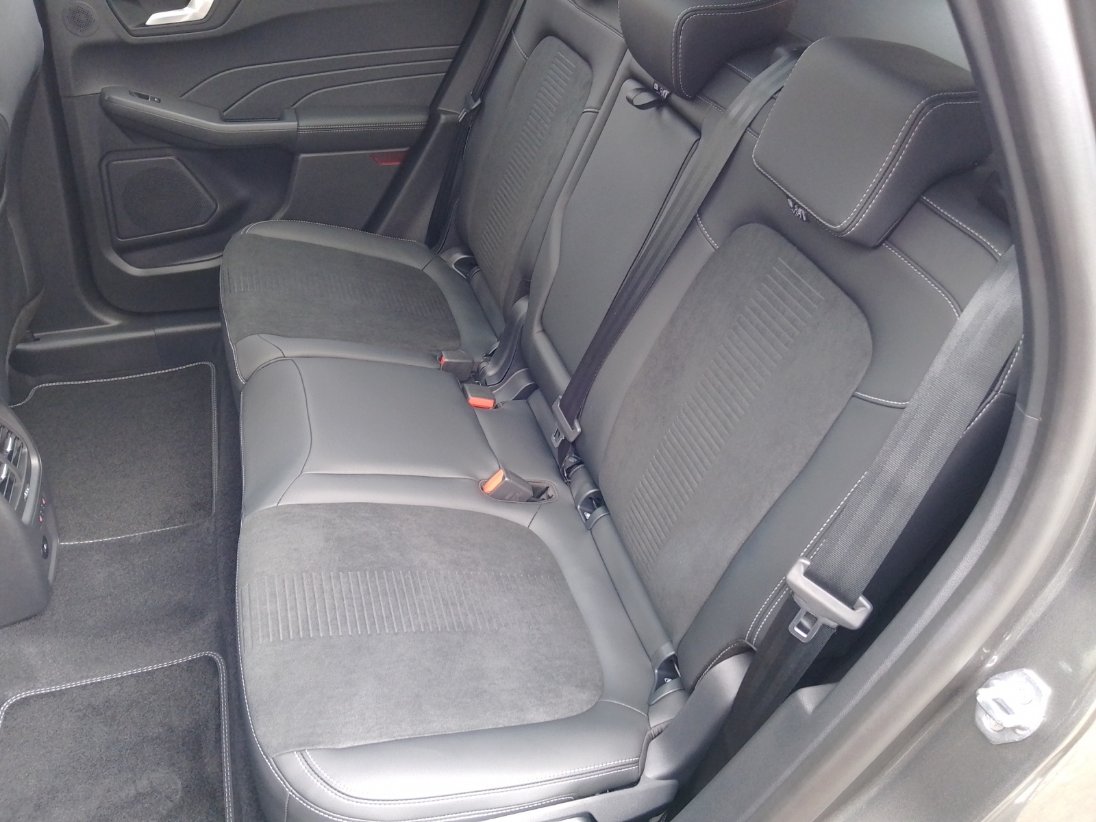FORD Kuga 2.5 Plug-in Hybrid Active X 242 PS-image-12