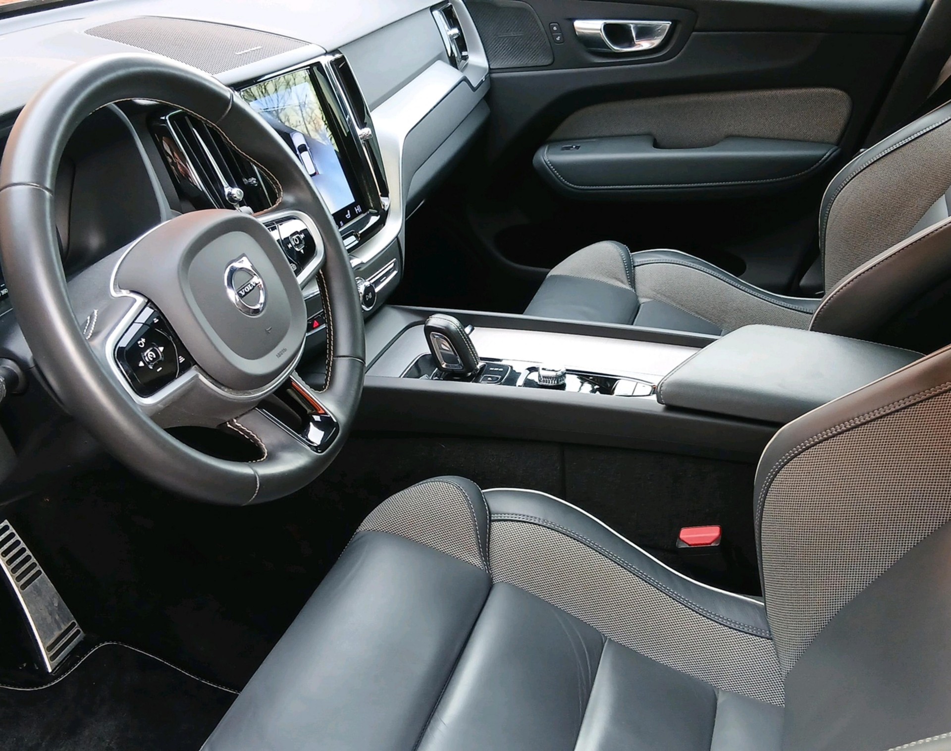 VOLVO XC60 2.0 T6 TE R-Design eAWD-image-3