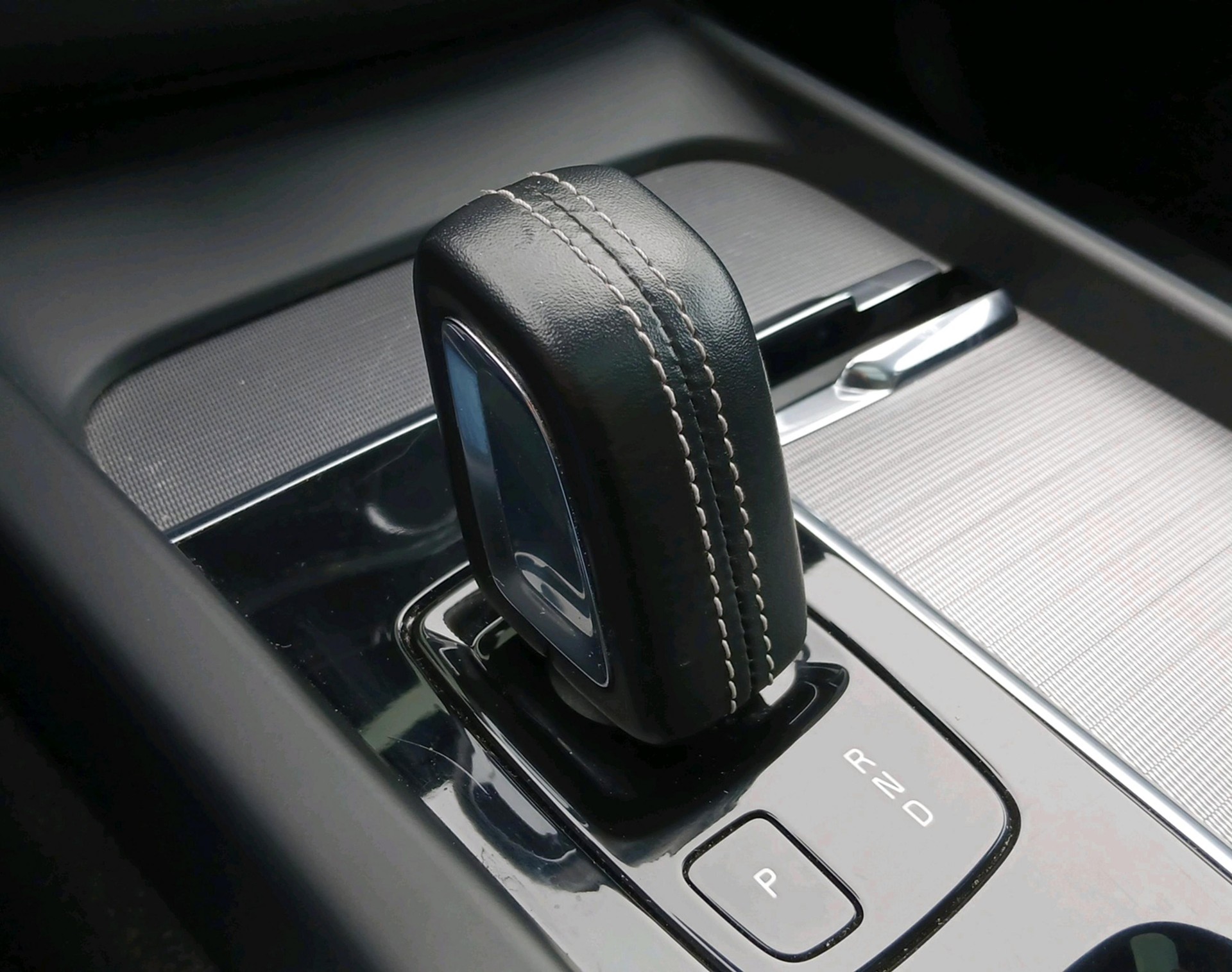 VOLVO XC60 2.0 T6 TE R-Design eAWD-image-15