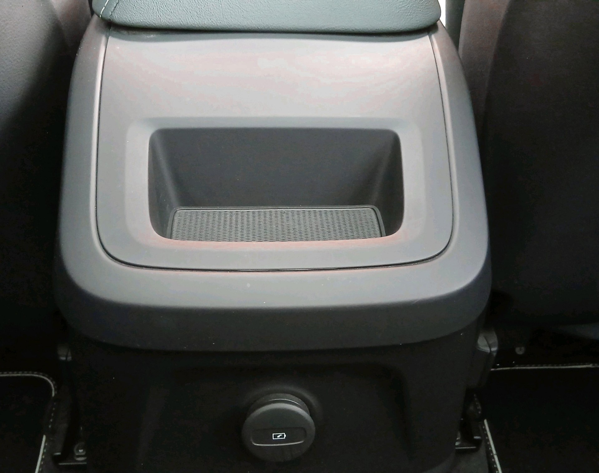 VOLVO XC60 2.0 T6 TE R-Design eAWD-image-13