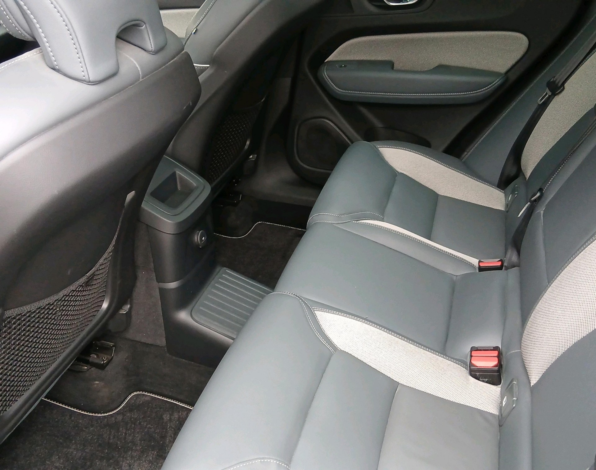 VOLVO XC60 2.0 T6 TE R-Design eAWD-image-4