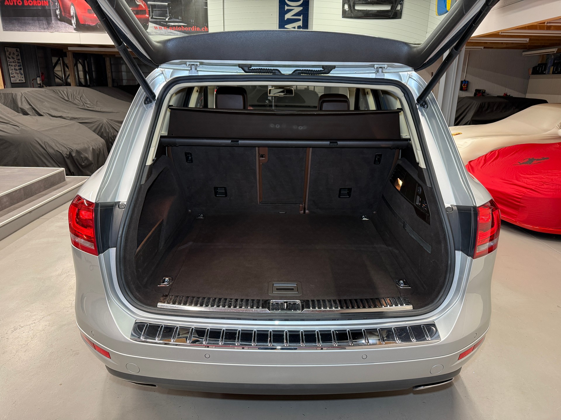 VW Touareg 4.2 TDI Tiptronic „Eissilber metallic“ & Exklusives Interieur / AHK 3500KG-image-11