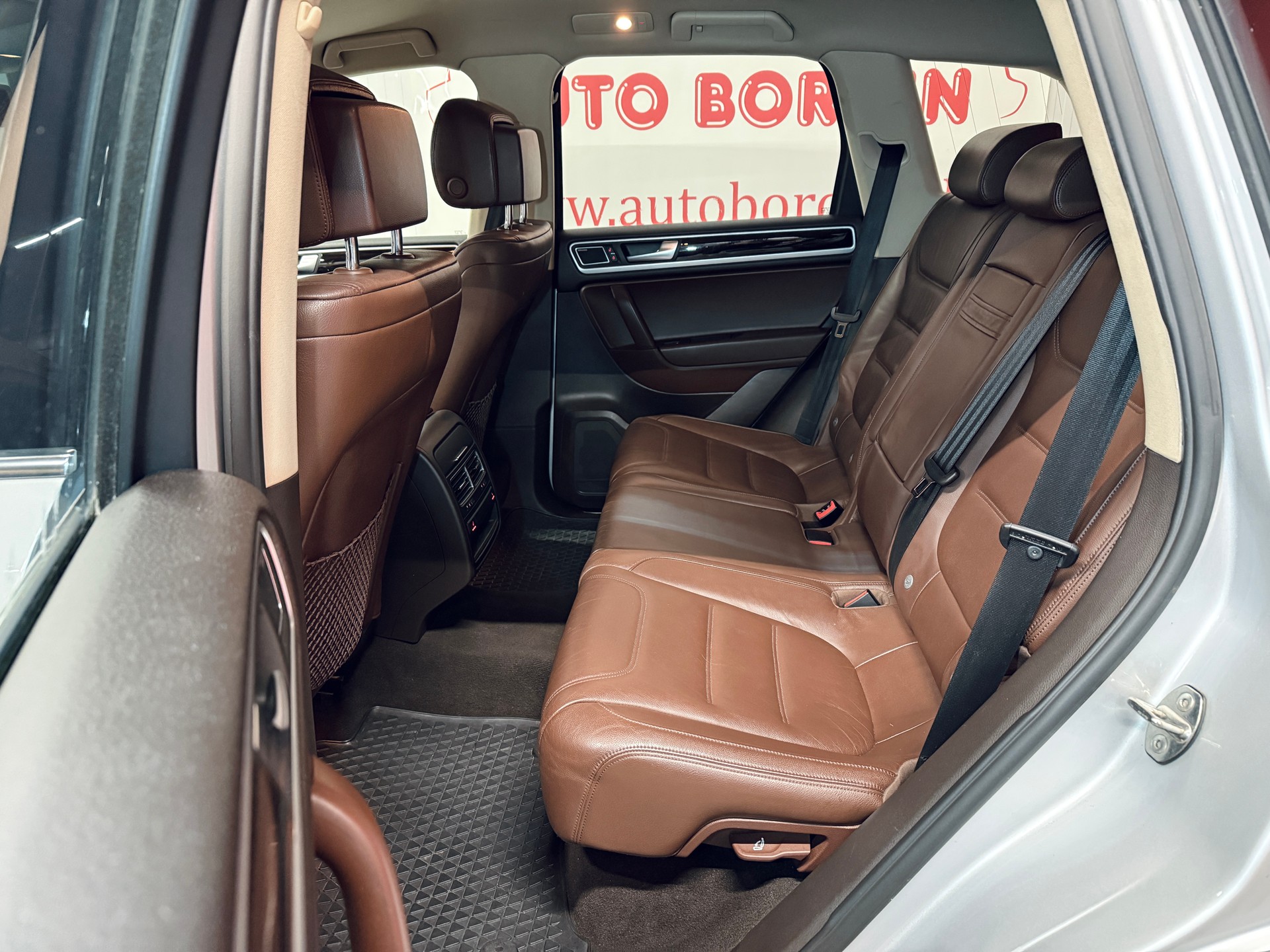 VW Touareg 4.2 TDI Tiptronic „Eissilber metallic“ & Exklusives Interieur / AHK 3500KG-image-8