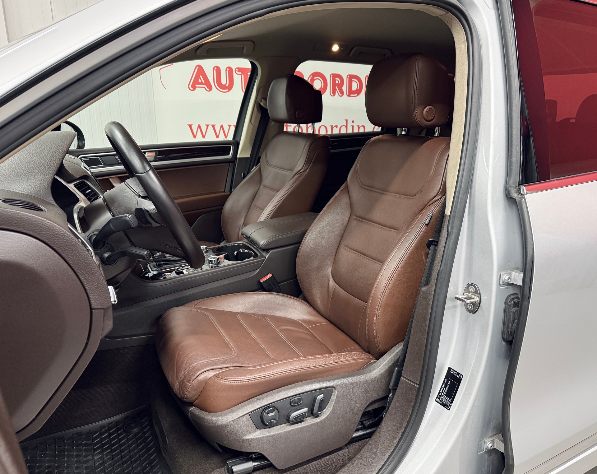 VW Touareg 4.2 TDI Tiptronic „Eissilber metallic“ & Exklusives Interieur / AHK 3500KG-image-5