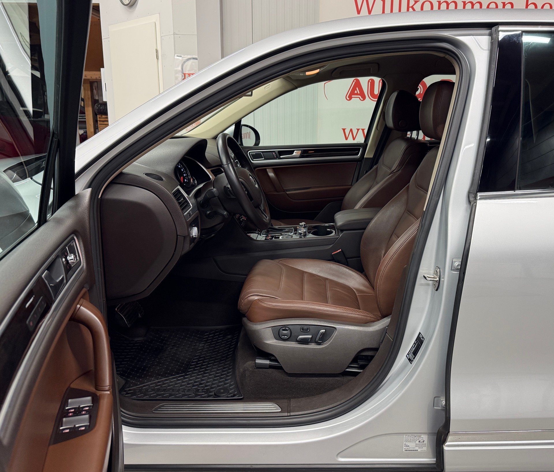 VW Touareg 4.2 TDI Tiptronic „Eissilber metallic“ & Exklusives Interieur / AHK 3500KG-image-4