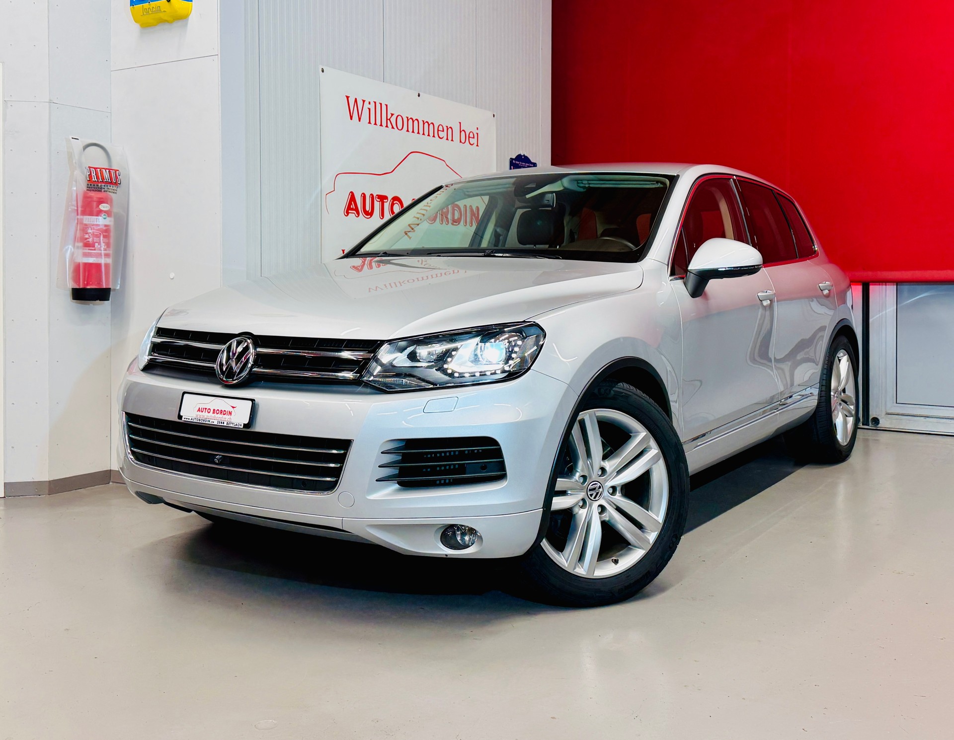 VW Touareg 4.2 TDI Tiptronic „Eissilber metallic“ & Exklusives Interieur / AHK 3500KG