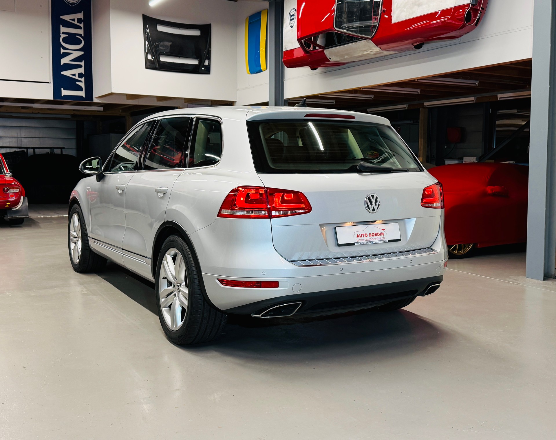 VW Touareg 4.2 TDI Tiptronic „Eissilber metallic“ & Exklusives Interieur / AHK 3500KG-image-9