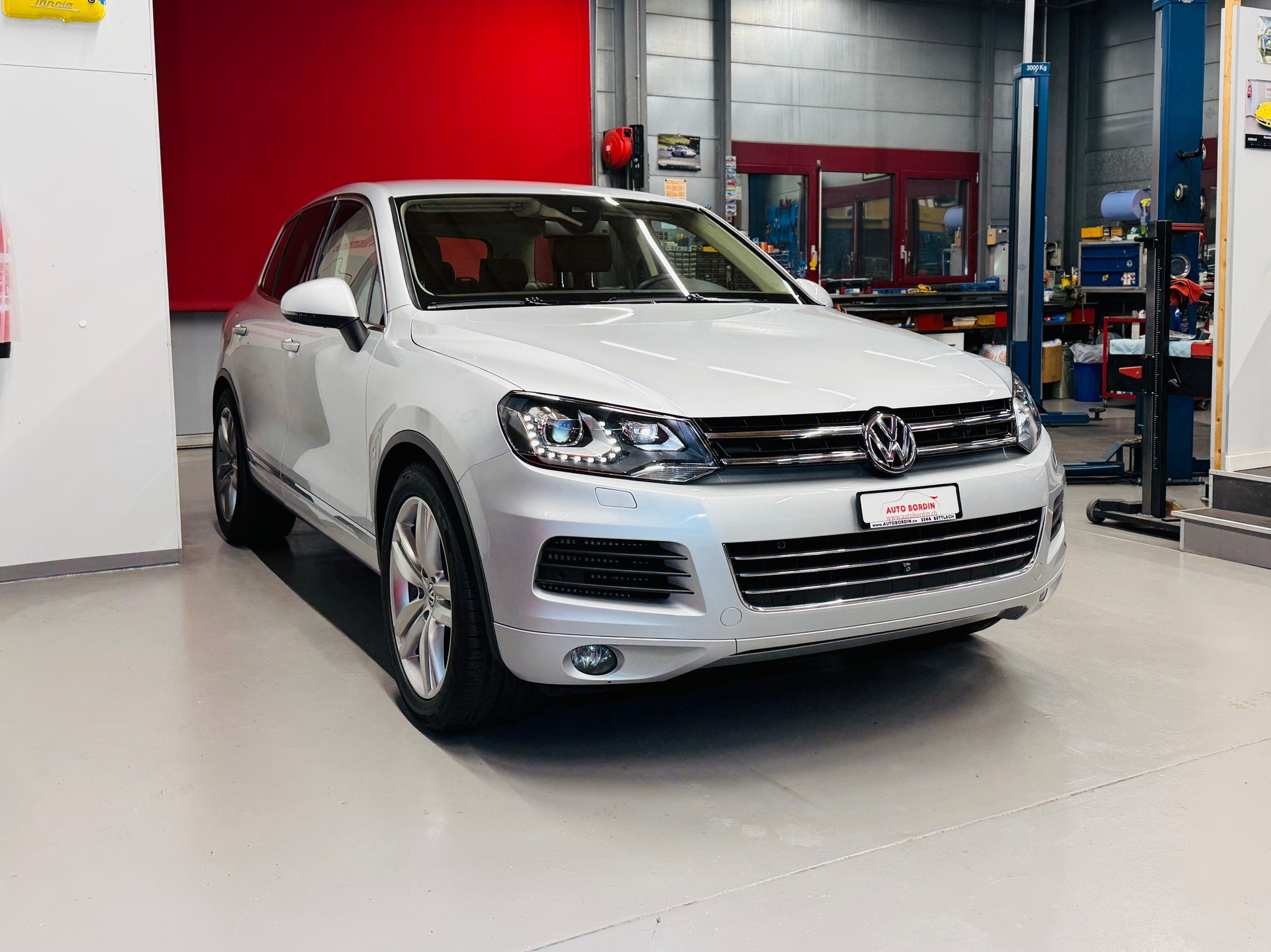 VW Touareg 4.2 TDI Tiptronic „Eissilber metallic“ & Exklusives Interieur / AHK 3500KG-image-14