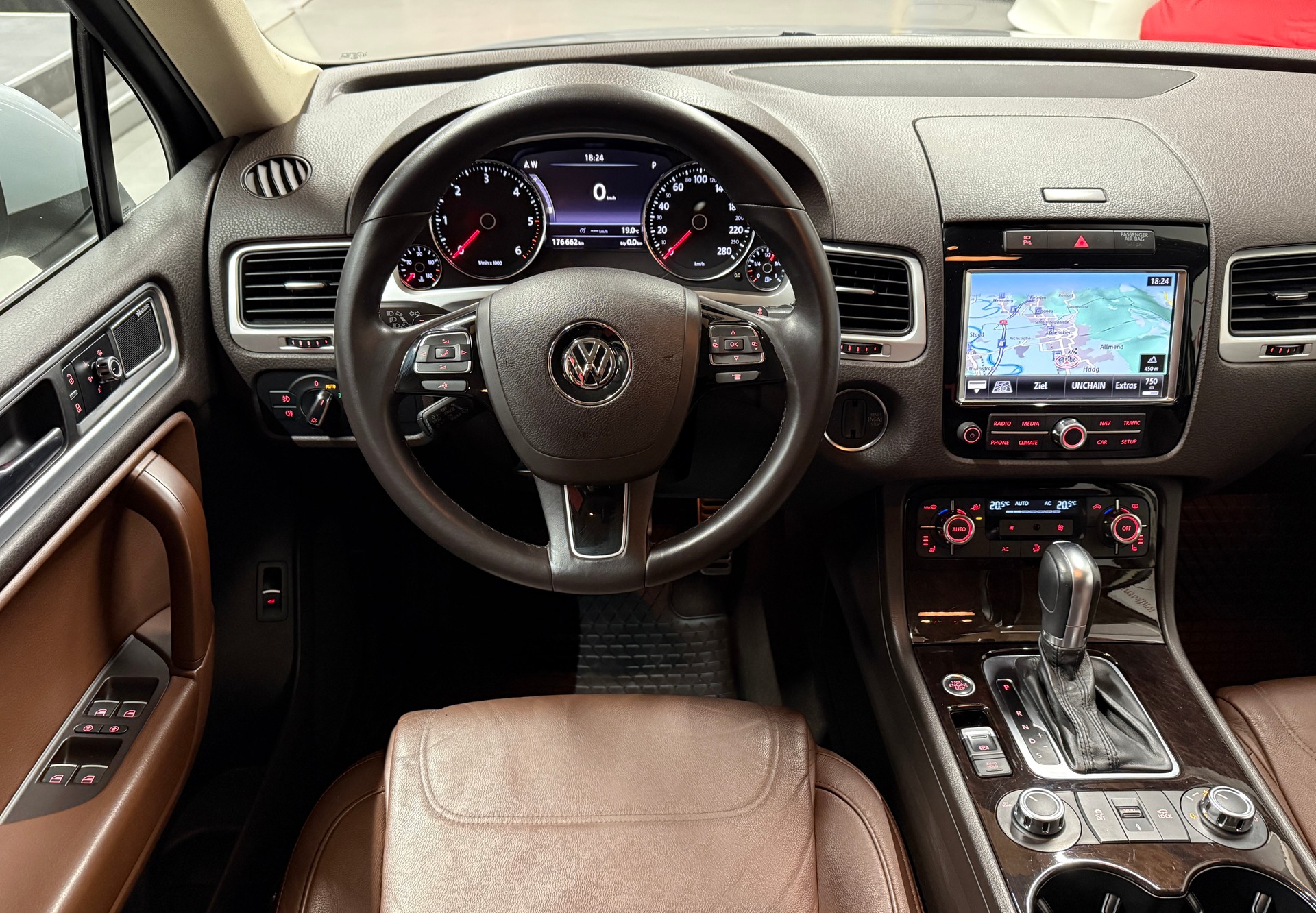 VW Touareg 4.2 TDI Tiptronic „Eissilber metallic“ & Exklusives Interieur / AHK 3500KG-image-6