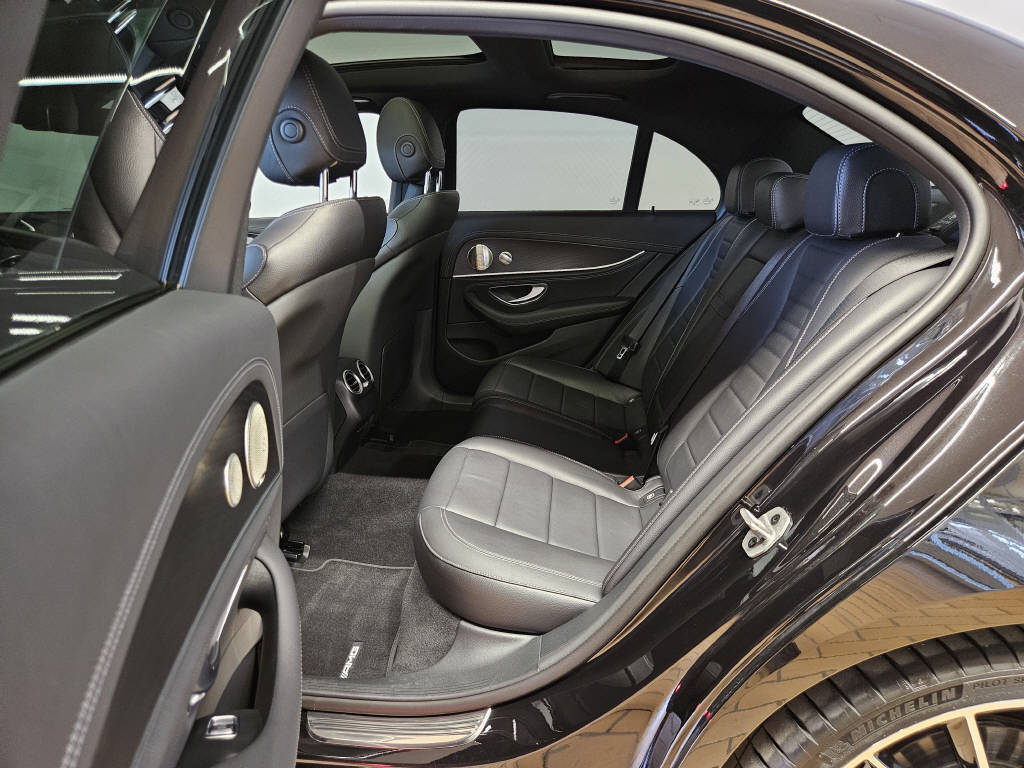 MERCEDES-BENZ E 220 d 4Matic AMG Line Swiss Star Limousine-image-12