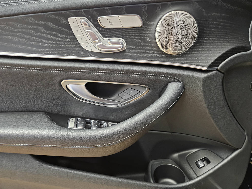 MERCEDES-BENZ E 220 d 4Matic AMG Line Swiss Star Limousine-image-9
