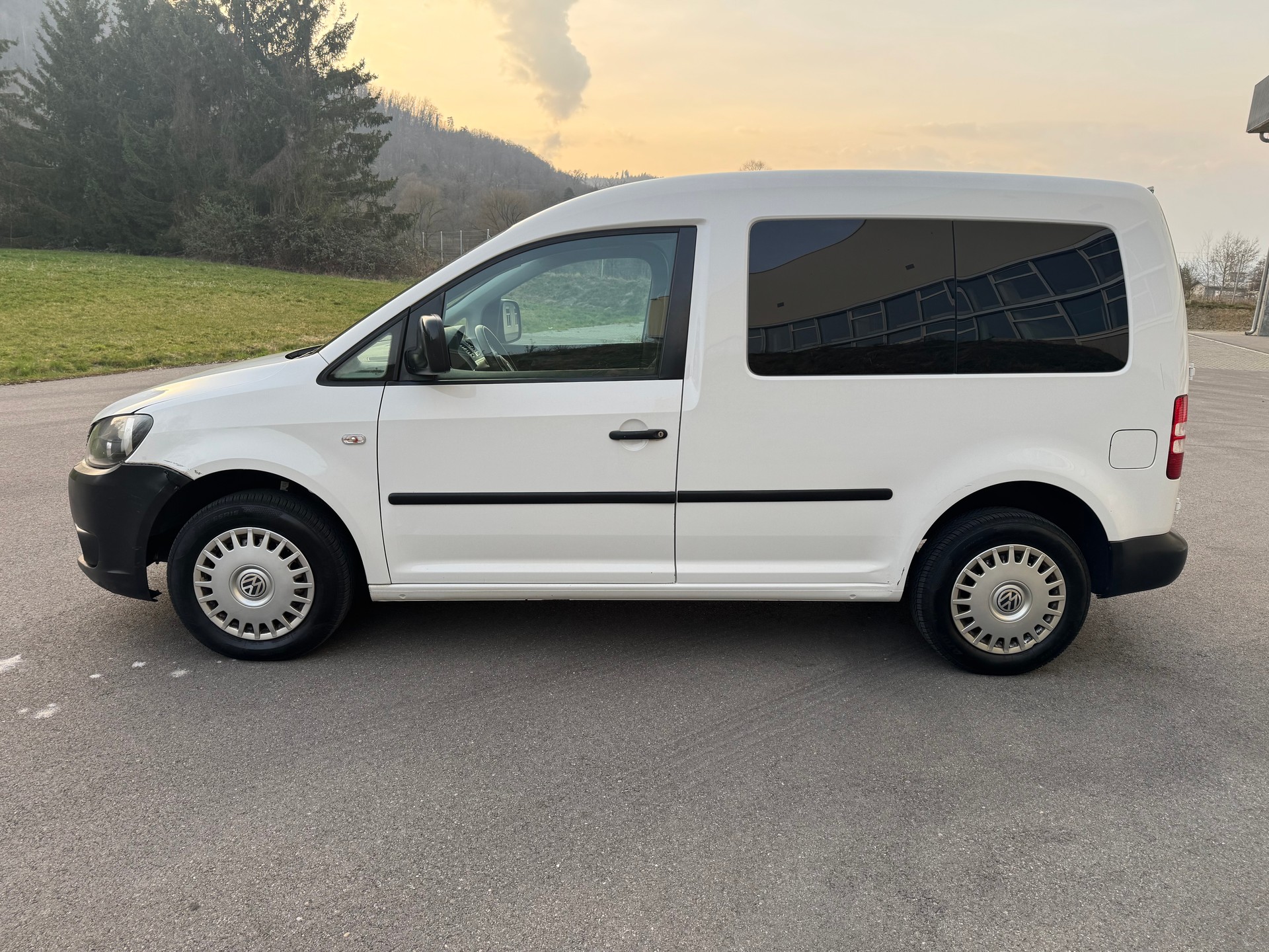 VW Caddy 1.6 TDI-image-1