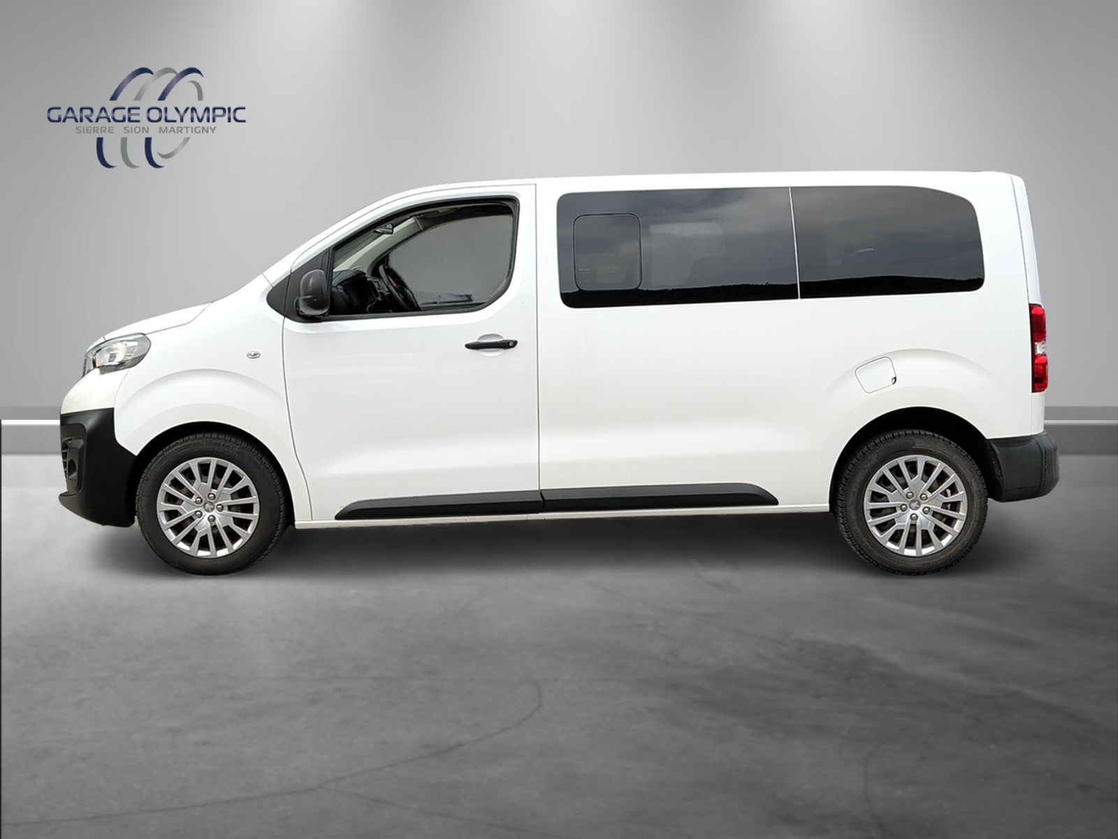 PEUGEOT Traveller 2.0 BlueHDi Business Standard EAT-image-4