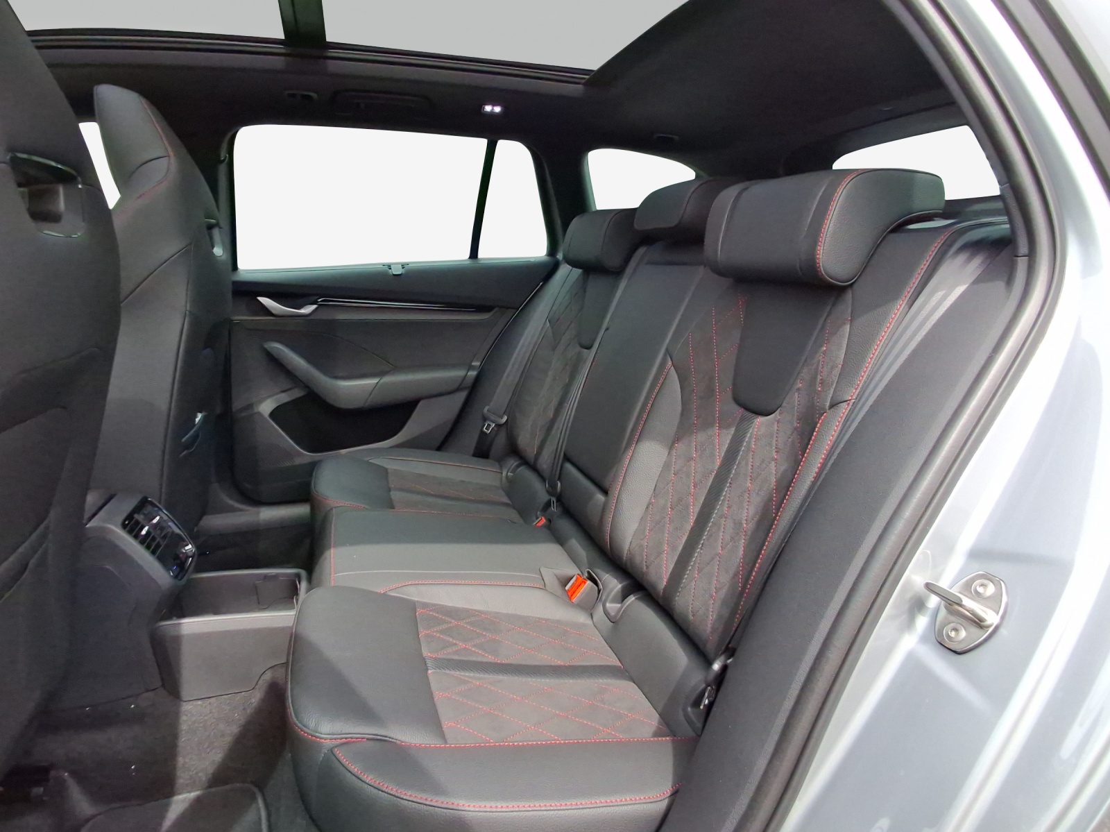 SKODA Octavia Combi 2.0 TSI DSG RS-image-11
