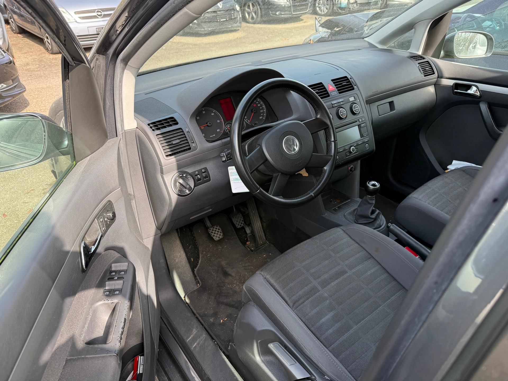 VW Touran 1.9 TDI Trendline Traveller-image-10