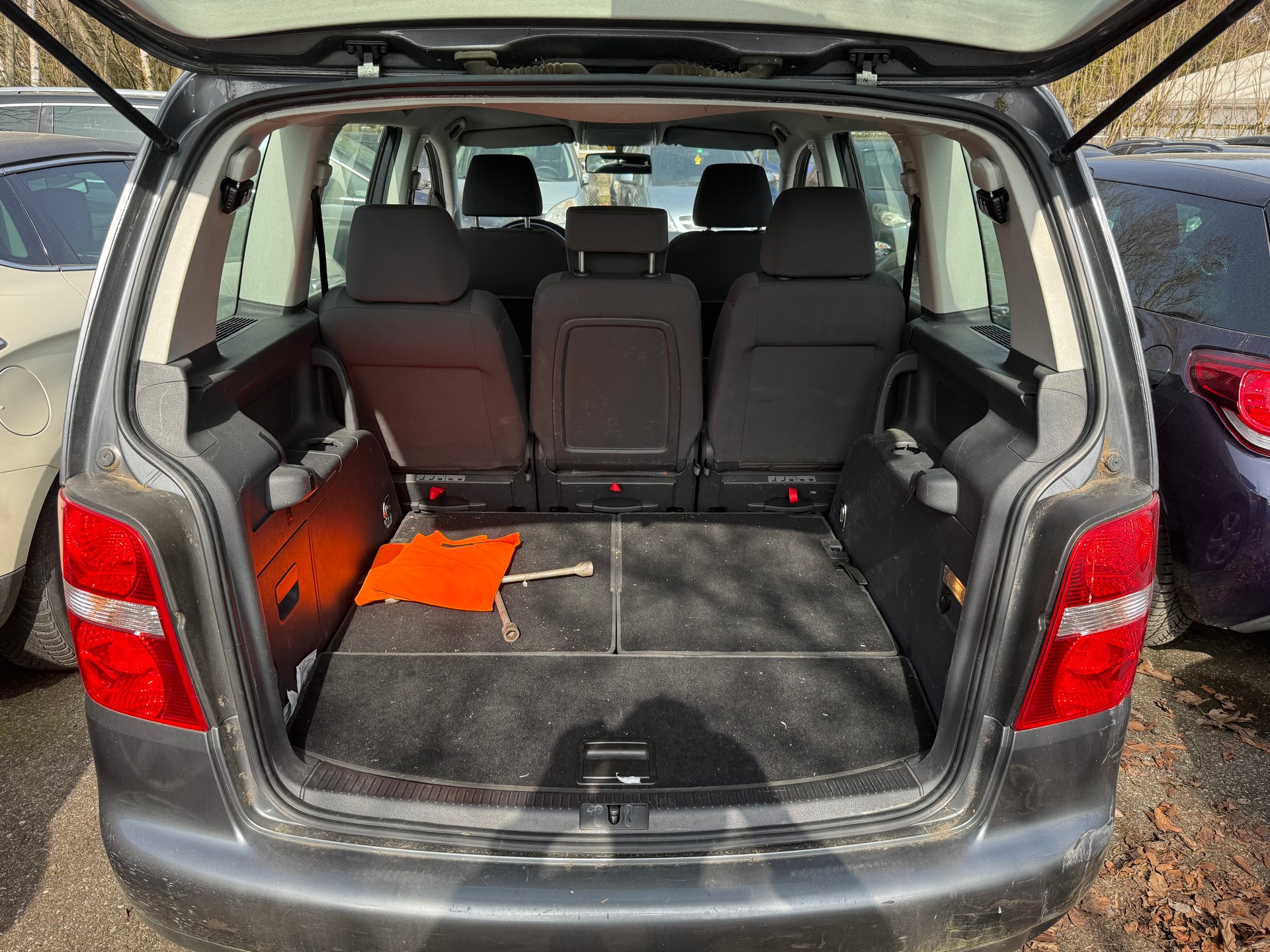 VW Touran 1.9 TDI Trendline Traveller-image-9