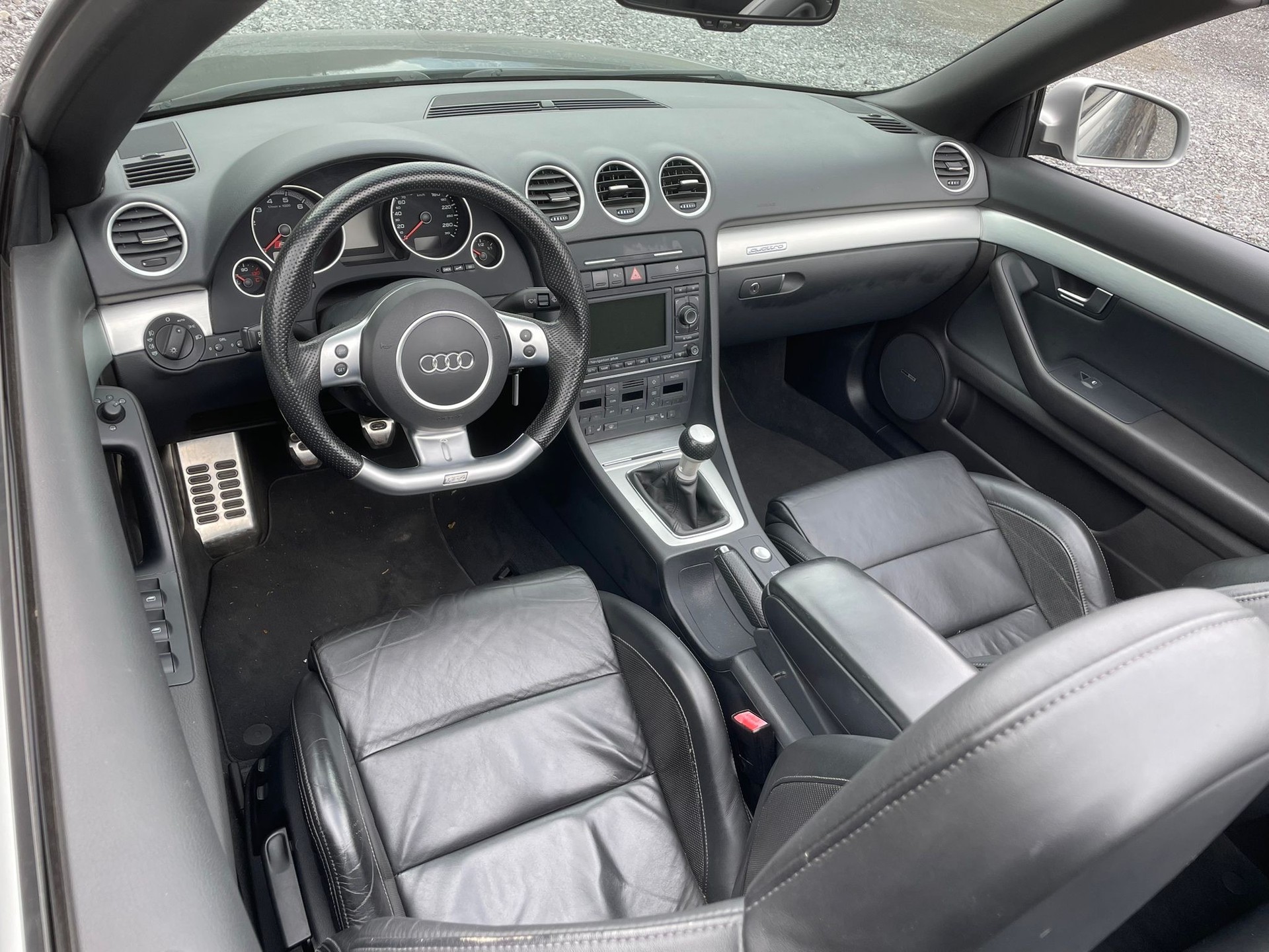 AUDI RS4 Cabriolet 4.2 V8 quattro-image-4