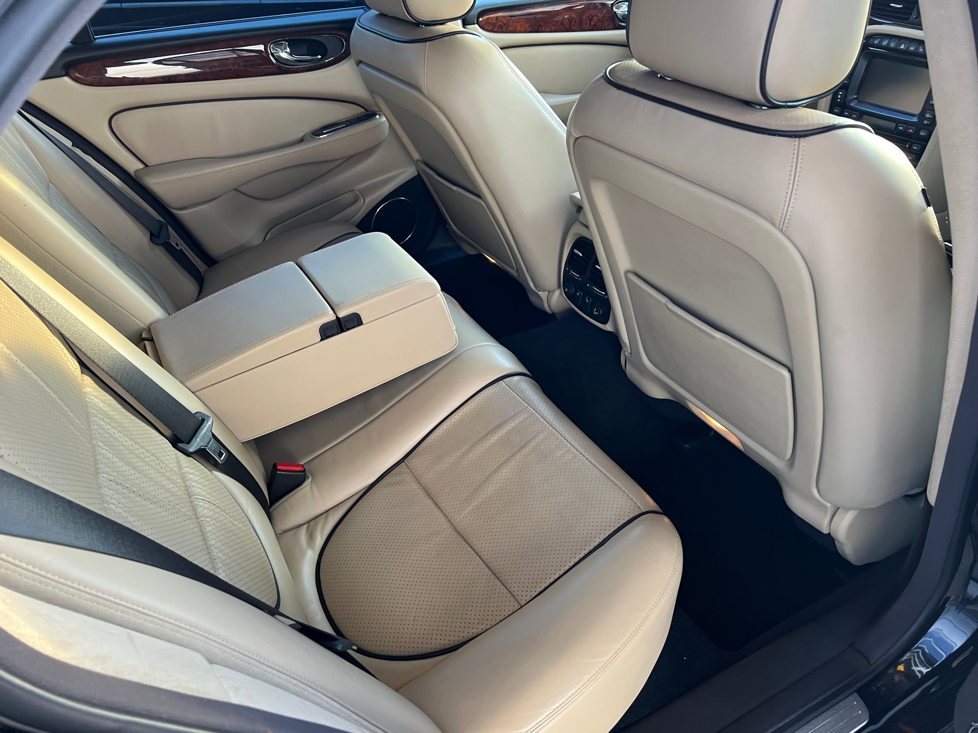 JAGUAR XJ6 2.7d V6 Executive *** Leder * Navigation * Tempomat ***-image-13