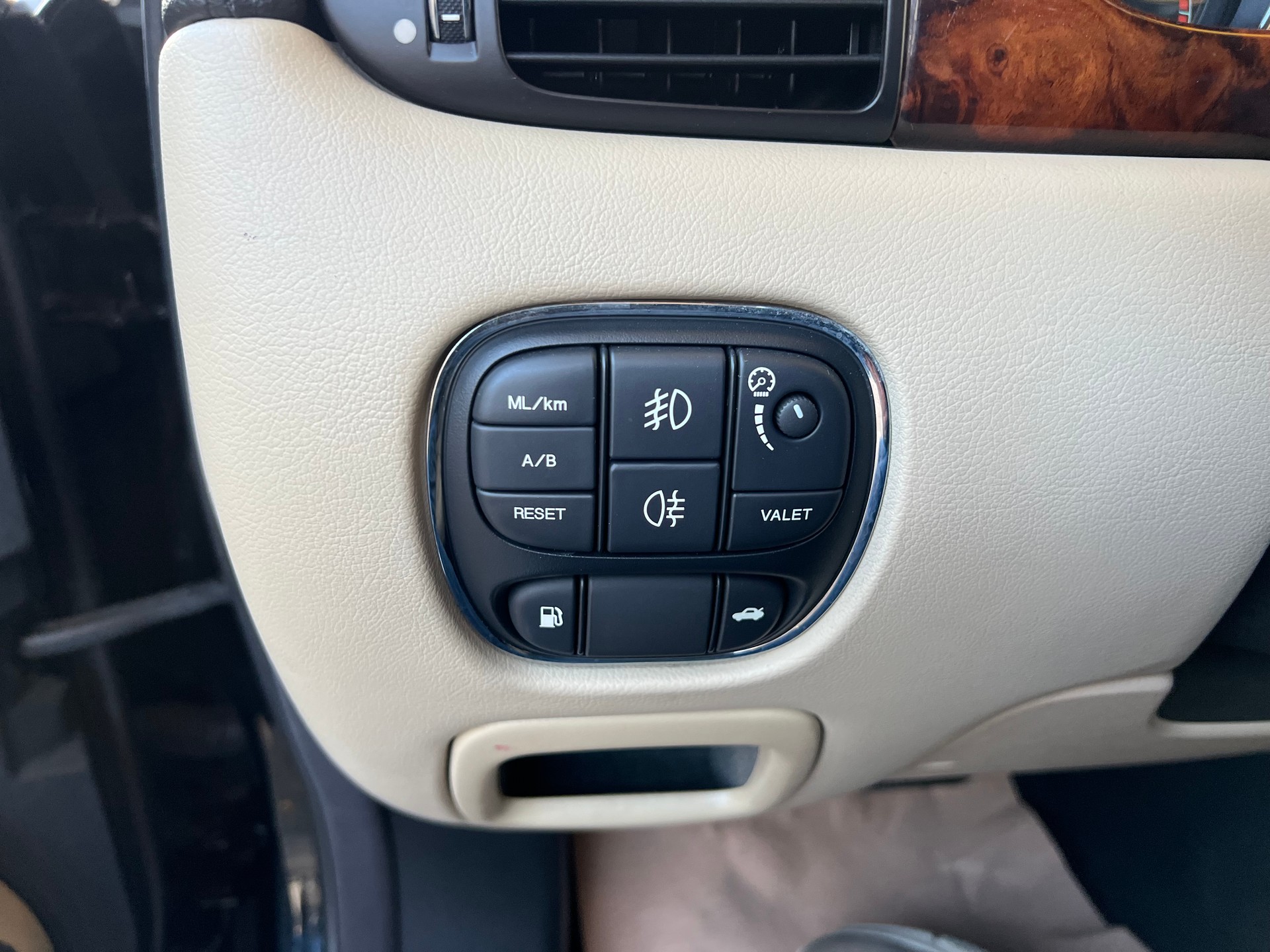 JAGUAR XJ6 2.7d V6 Executive *** Leder * Navigation * Tempomat ***-image-23