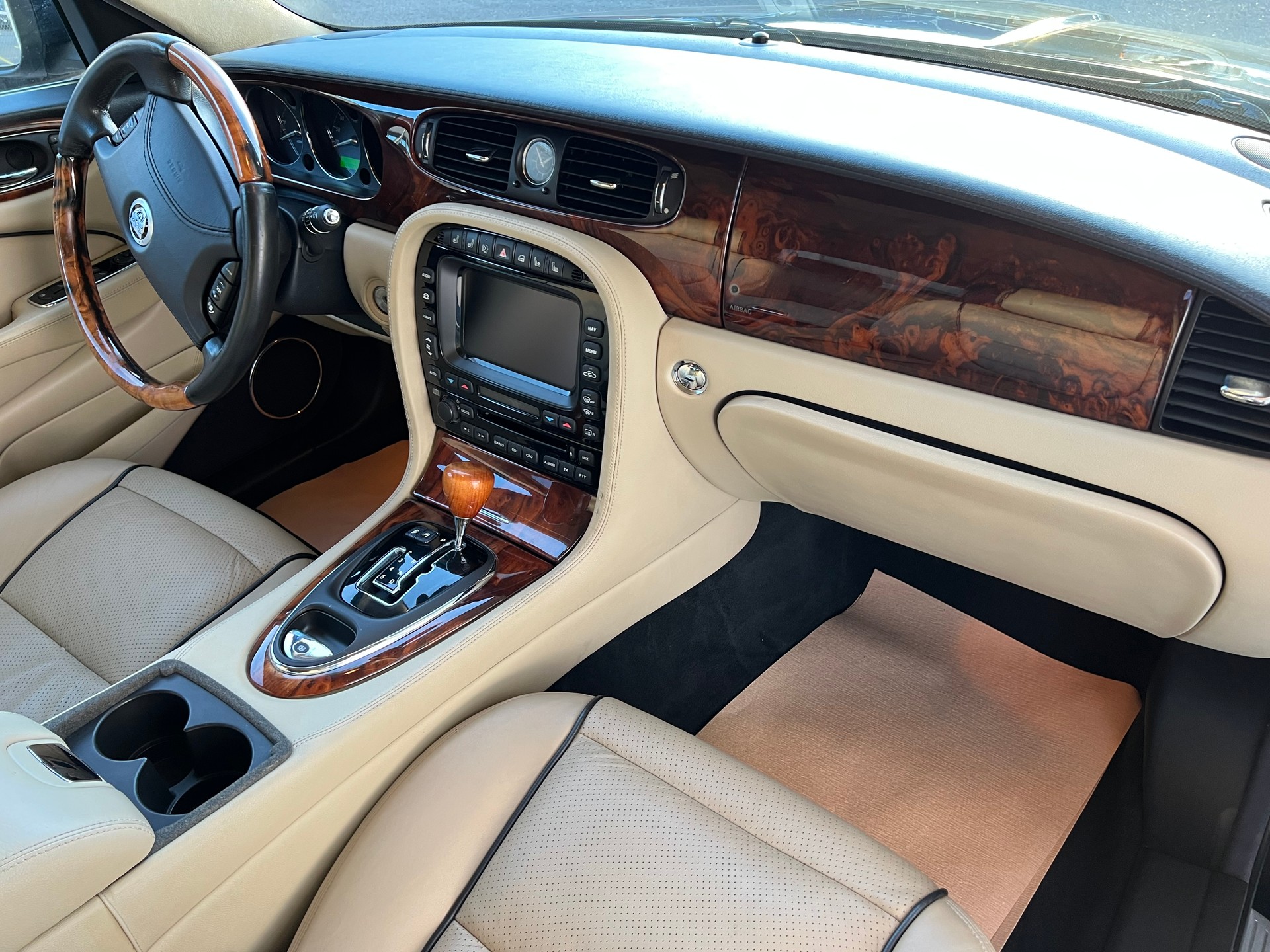 JAGUAR XJ6 2.7d V6 Executive *** Leder * Navigation * Tempomat ***-image-15