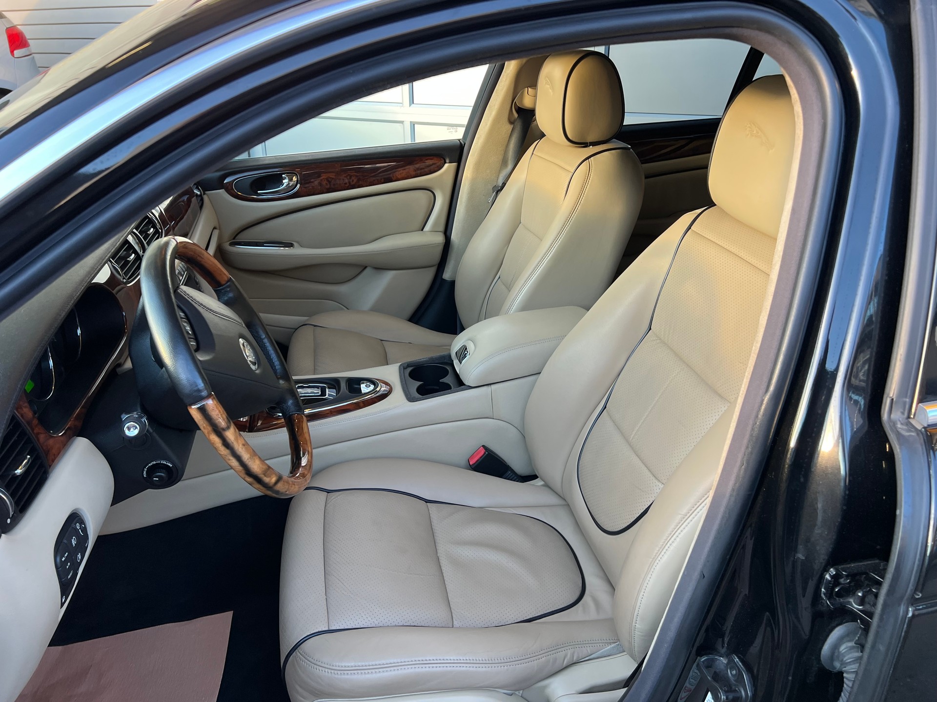 JAGUAR XJ6 2.7d V6 Executive *** Leder * Navigation * Tempomat ***-image-18
