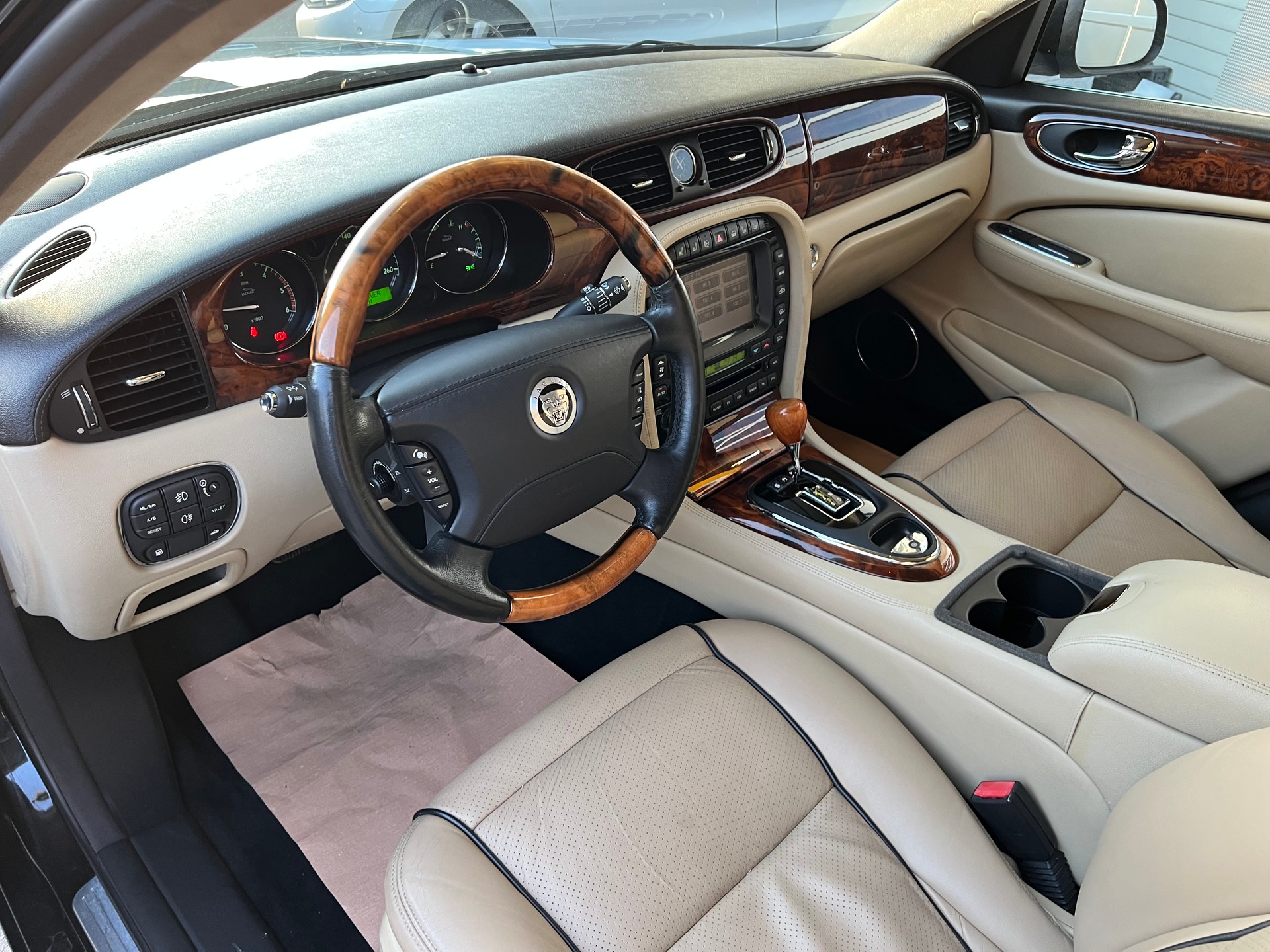 JAGUAR XJ6 2.7d V6 Executive *** Leder * Navigation * Tempomat ***-image-24