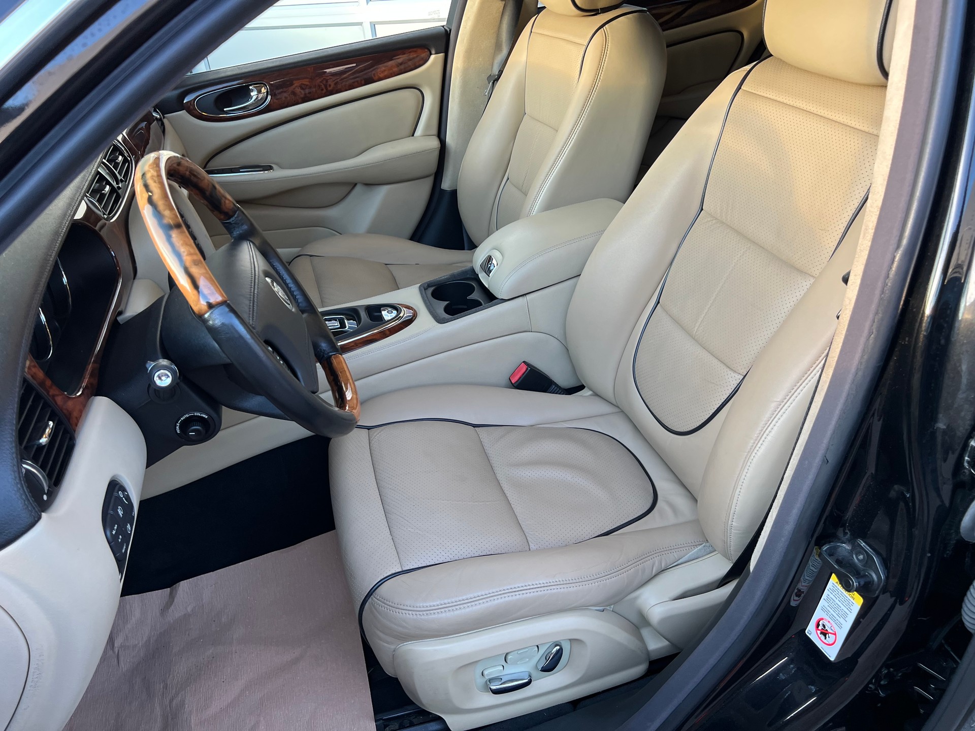 JAGUAR XJ6 2.7d V6 Executive *** Leder * Navigation * Tempomat ***-image-26